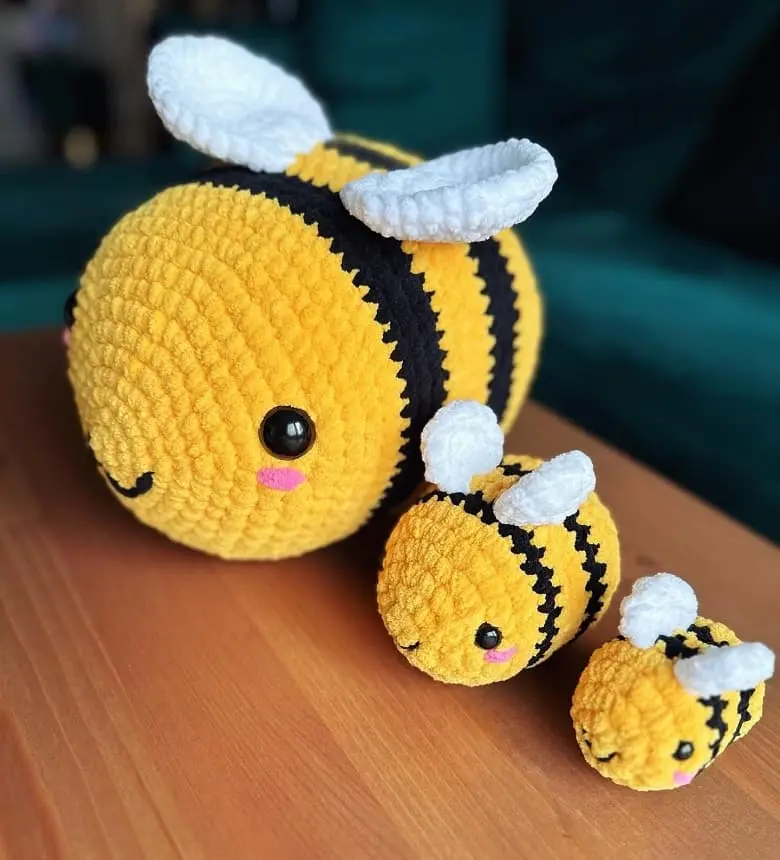 Giant and small bee amigurumi crochet toys
