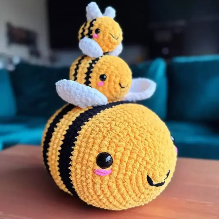 Giant and small bee amigurumi pattern