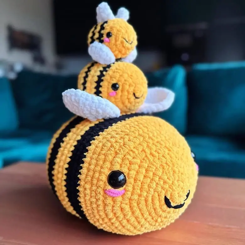 Giant and small bee amigurumi pattern