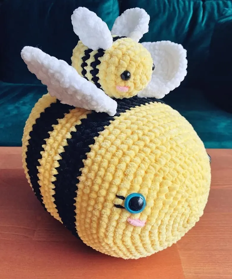 Giant and small plush bee crochet toys
