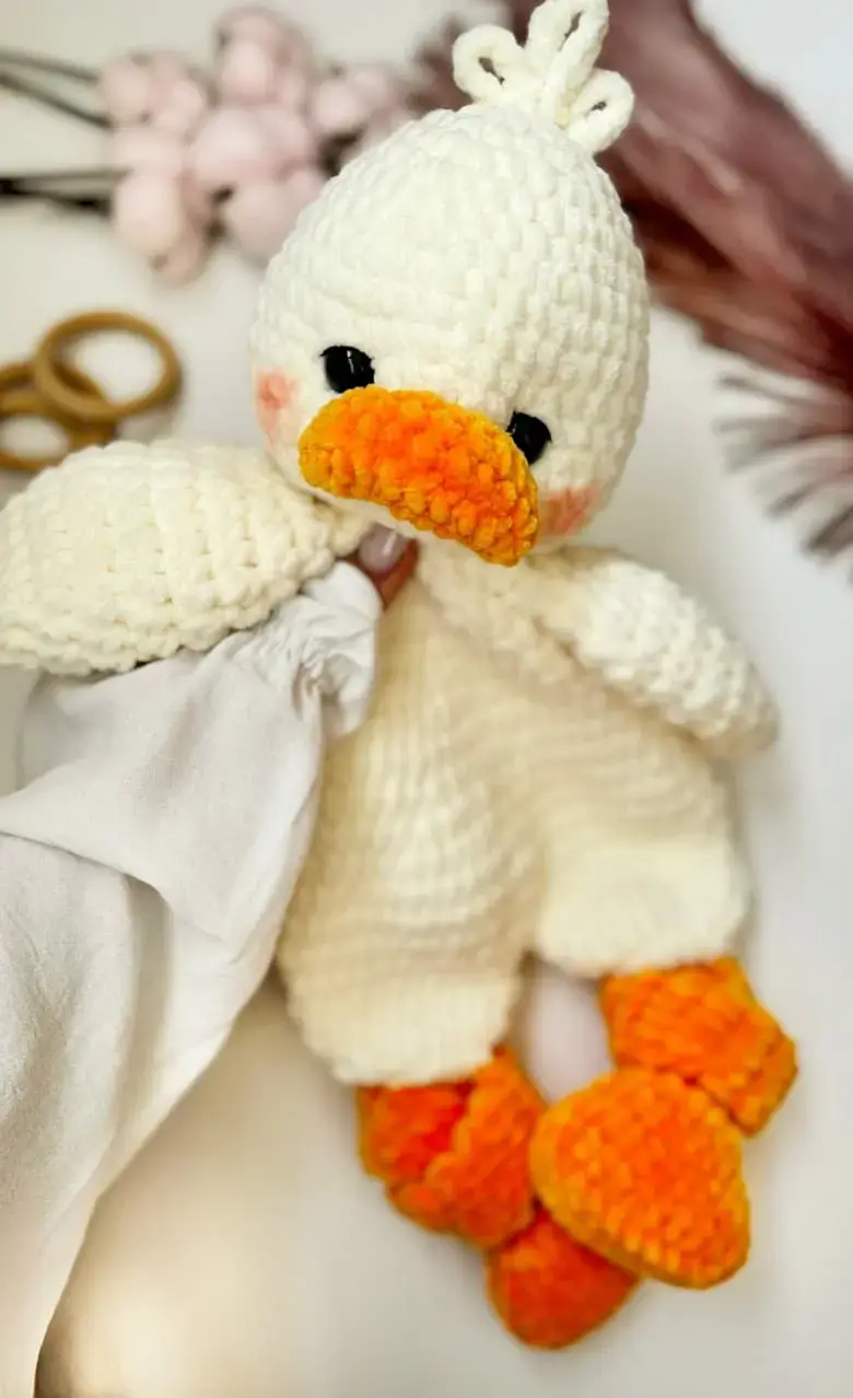 Goose snuggler amigurumi